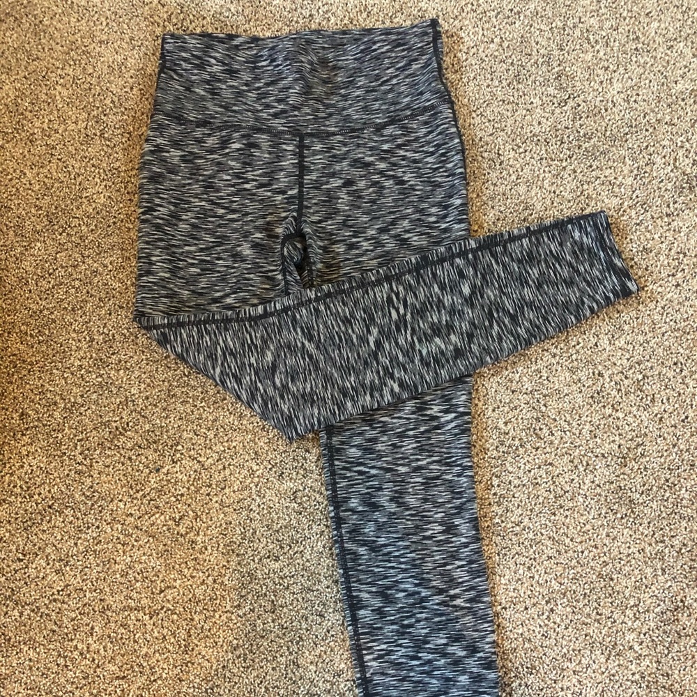 GAP FIT black and white leggings:)